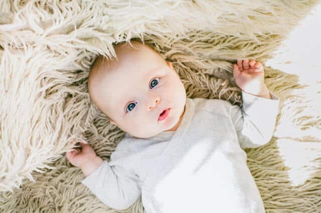 Penyebab dan Cara Mengatasi Biang Keringat pada Bayi